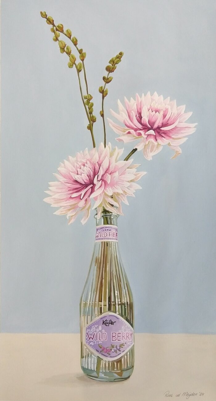 Gouache dahlia's in een flesje, © Roos van der Meijden